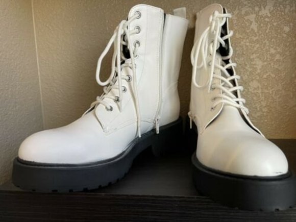 R2 Stomrie White Boots Shoes Womens Size 9.5 NEW With 2 in. Heels White Laces - Picture 2 of 7